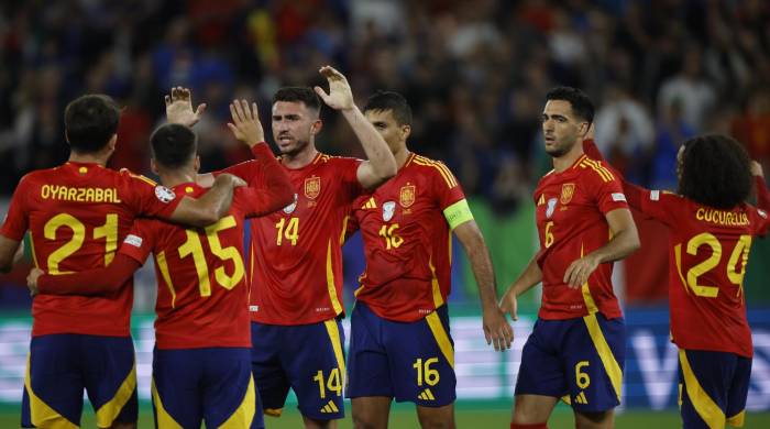 Los jugadores de la selección española de fútbol celebran la victoria ante Italia.