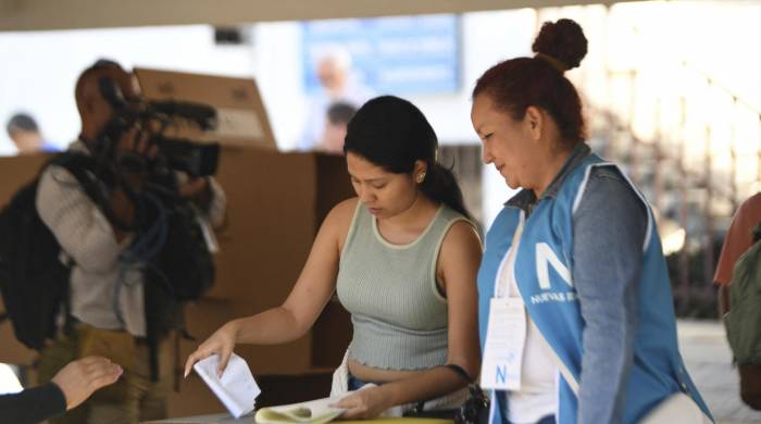 Una mujer emite su voto durante las elecciones presidenciales y legislativas en un colegio electoral de San Salvador el 4 de febrero de 2024.
