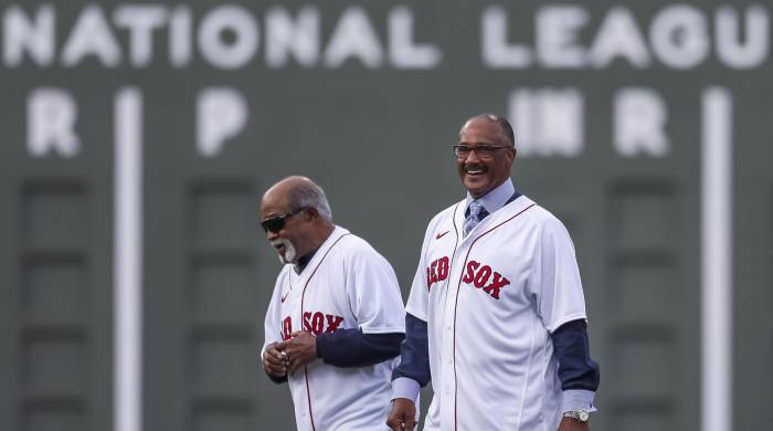 Fotografía de archivo del exlanzador cubano de los Medias Rojas de Boston Luis Tiant (i) junto a Jim Rice.