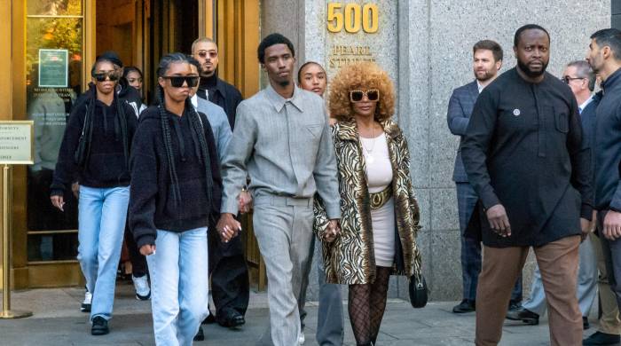 La familia Combs sale del Tribunal Federal del Distrito Sur de Nueva York después de una audiencia previa al juicio para Sean ‘Diddy’ Combs el 10 de octubre de 2024 en la ciudad de Nueva York.