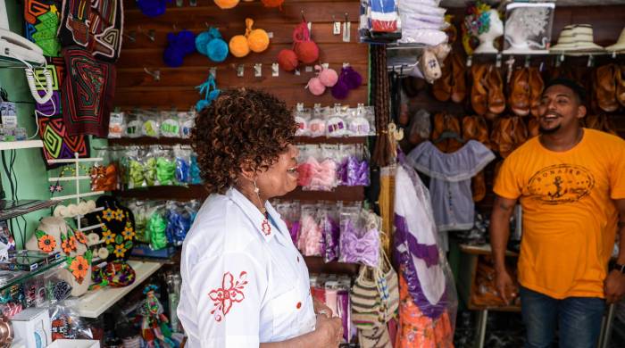 Los comercios abren desde las 9:00a.m hasta las 7:30p.m. y están trabajando hasta los domingos por la temporada.