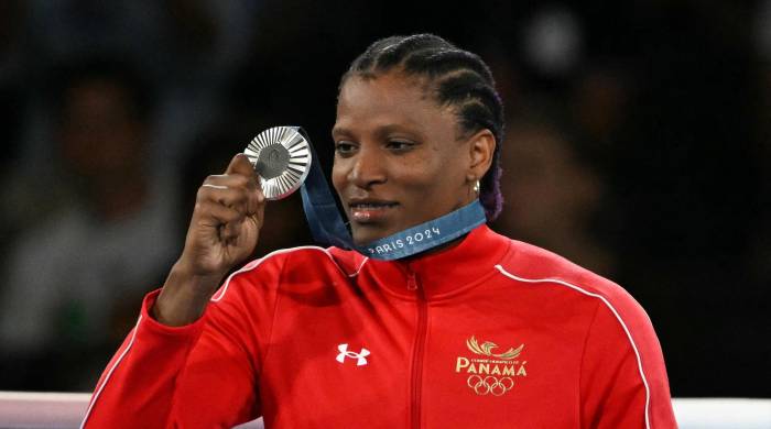 La boxeadora panameña Atheyna Bylon posando con la presea de plata en el State Ronald Garros.