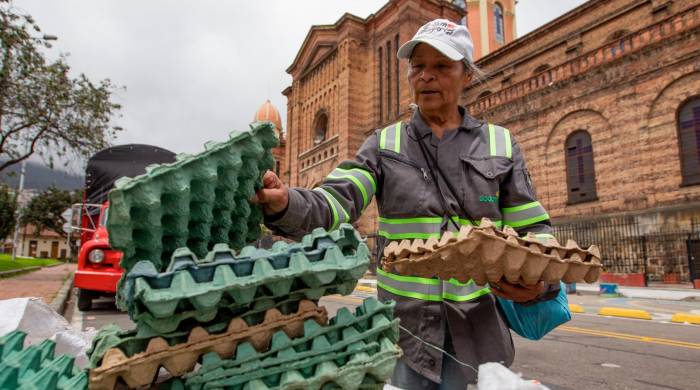 Miriam Calderón, de 68 años, espera beneficiarse de la reciente reforma de las pensiones, recolecta material de reciclaje en el barrio de Las Cruces en Bogotá.