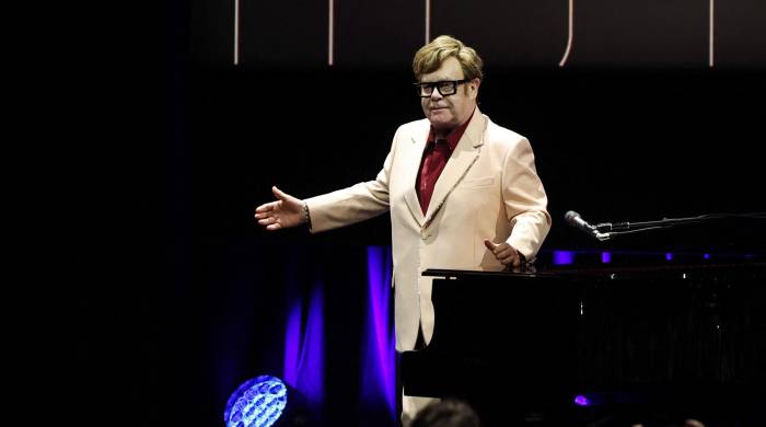 Elton John se presenta en el escenario en la proyección de “Elton John: Never Too Late” durante el 62º Festival de Cine de Nueva York en Alice Tully Hall, Lincoln Center el 1 de octubre de 2024 en la ciudad de Nueva York.