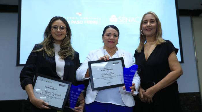 Ivette Leonardi, editora general de La Estrella de Panamá, junto con las periodistas Marlene Testa y Grisel Bethancourt.