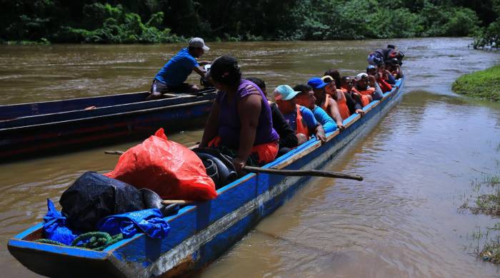 Los migrantes llegando a Lajas Blancas, tras cruzar el río por canoa.