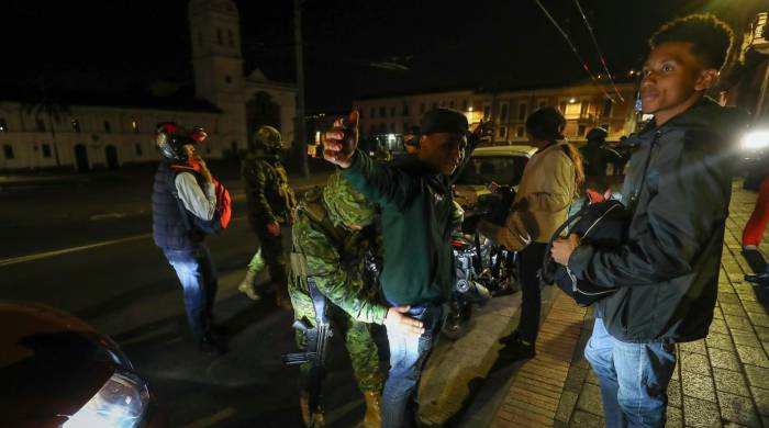 Militares llevan a cabo controles en las calles de Quito tras el inicio de los apagones.