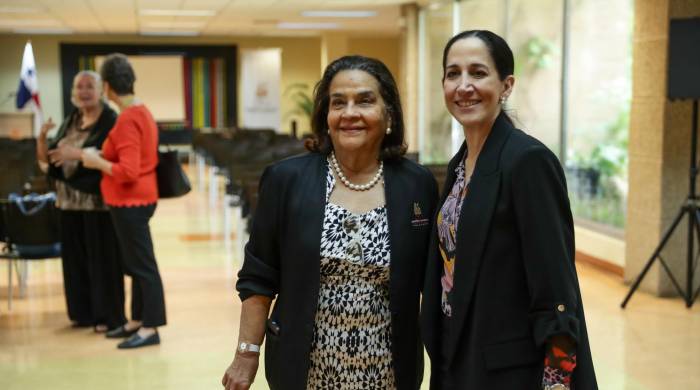 La directora general de la Biblioteca Nacional María Magela Brenes y la ministra de Cultura, Maruja Herrera este jueves 11 de julio.