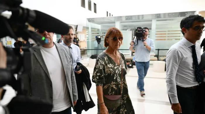 Gisele P. llega al tribunal durante el juicio de su esposo, acusado de drogarla durante casi diez años e invitar a desconocidos a violarla en su hogar en Mazan, un pequeño pueblo en el sur de Francia, en Aviñón.