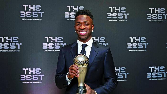 El jugador del Real Madrid Vinicius Junior posa con el premio al Mejor Jugador, durante la gala de los Premios The Best 2024.