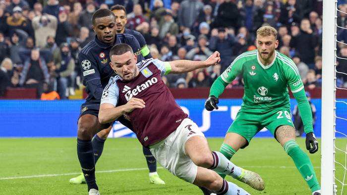 El jugador del Juventus Pierre Kalulu (izq.) en acción ante JohnMcGinn, del Aston Villa.