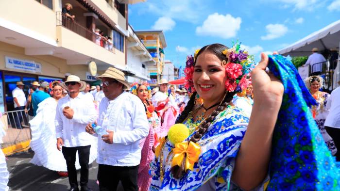 La explosión de emoción y tradición en las calles de Las Tablas marca el inicio del Desfile de las Mil Polleras.