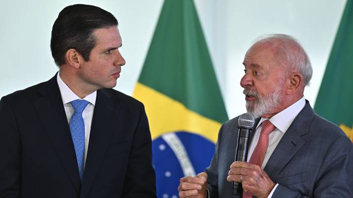 El presidente de Brasil, Luiz Inácio ‘Lula’ da Silva (Der.), ofrece declaraciones a la prensa junto a los nuevos presidentes del Senado, Davi Alcolumbre (fuera de cuadro) y de la Cámara Baja, Hugo Motta, tras una reunión en el Palacio del Planalto, este lunes en Brasilia (Brasil).