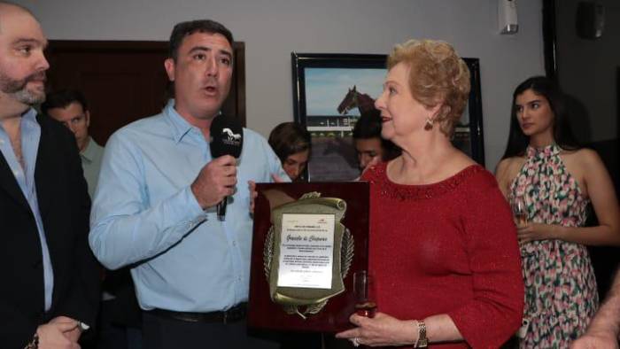 Juan C. Zuñiga hizo entrega de una placa de reconocimiento a Graciela de Chapman por tan valioso aporte a la hípica panameña.