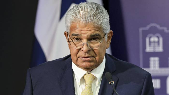 Fotografía cedida por la Presidencia de Panamá del presidente de Panamá, José Raúl Mulino, hablando durante una conferencia de prensa este jueves, en la sede de la presidencia en la Ciudad de Panamá.