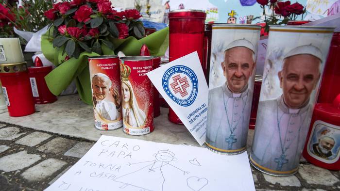 La comunidad católica extiende oraciones de recuperación para el Papa Francisco.