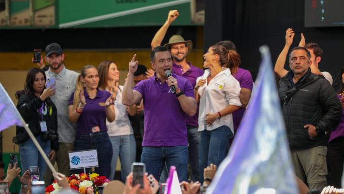 El presidente de Ecuador, Daniel Noboa (c), pronuncia un discurso este sábado en Cayambe (Ecuador).