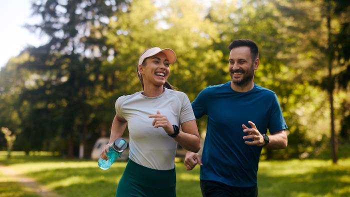 Entrenar en pareja reduce las hormonas estresoras y aumenta las endorfinas.