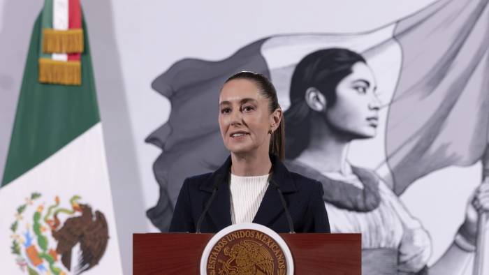 La presidenta Claudia Sheinbaum, habla durante una conferencia de prensa matutina en Palacio Nacional, en Ciudad de México.