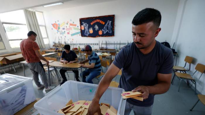 Están convocados para votar unos 14 millones de chilenos para esta segunda vuelta.