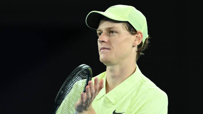 El italiano Jannik Sinner saluda al público tras vencer el partido de semifinales del Abierto de Australia contra Ben Shelton.