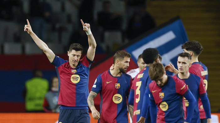 El delantero polaco del FC Barcelona, Robert Lewandowski (i), celebra el tercer gol del equipo blaugrana.