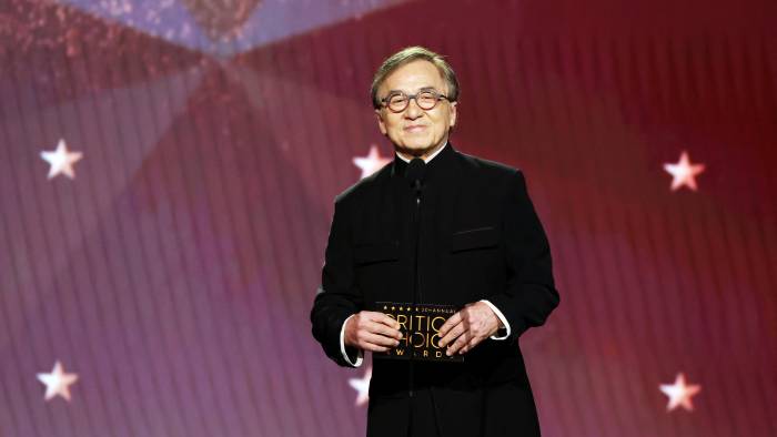 Jackie Chan habla en el escenario durante la 30.ª edición de los premios Critics Choice Awards.