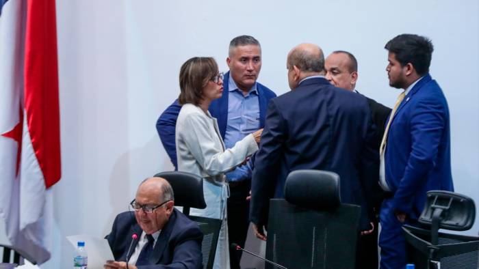 La comisión estuvo reunida a puertas cerradas durante la tarde.