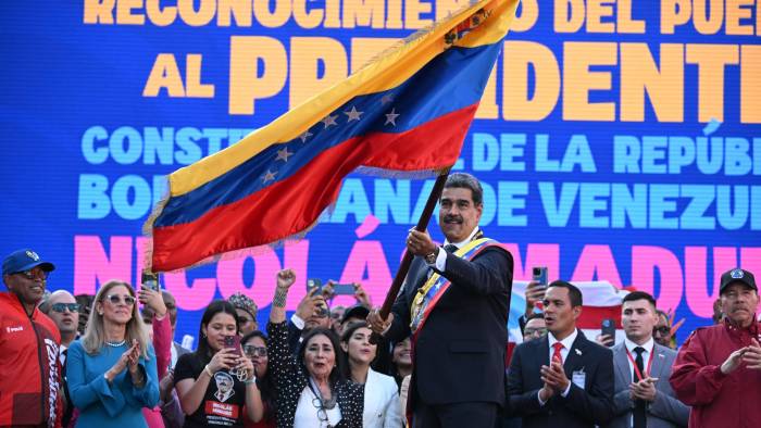 Maduro, en el poder desde 2013, prestó juramento para un tercer mandato a pesar de una protesta mundial que provocó que miles de personas salieran a protestar la víspera de la ceremonia.