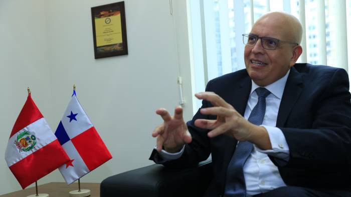 El embajador de Perú en Panamá, Mario López Chavárri, durante la entrevista con “La Estrella de Panamá”.