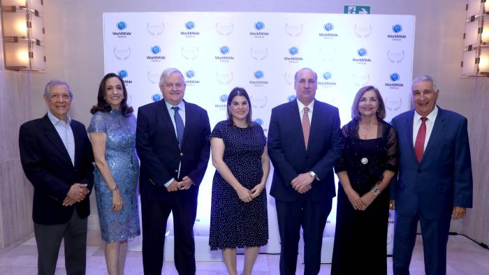 Zanoni Selig, Chairman de WorldWide Group, junto a Salvador Morales Baca y Fredy Schoepflin, miembros del Consejo de Directores de WorldWide Group; Moisés Zebede, Christie Arias y Esilda de Camacho, Miembros de la Junta Directiva de WorldWide Medical y Betty de Cyjon, Gerente General de WorldWide Medical.