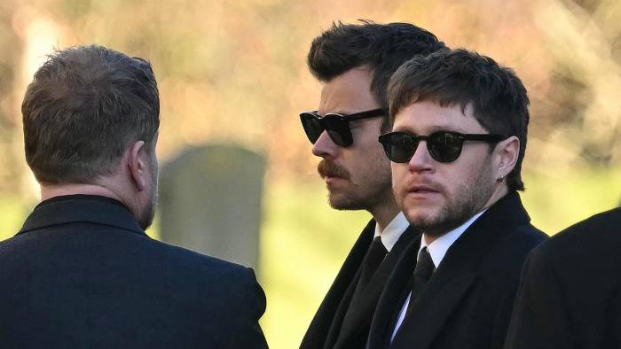 Los ex miembros de la banda One Direction, Harry Styles (C) y Niall Horan, se van después de asistir al funeral del fallecido cantante de One Direction, Liam Payne, en una iglesia de St Mary en Amersham, al oeste de Londres, el 20 de noviembre de 2024.