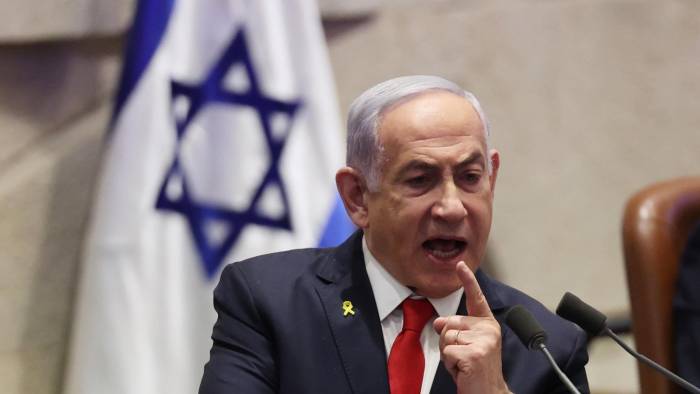 El primer ministro israelí Benjamin Netanyahu habla durante una discusión convocada por la oposición sobre la liberación de los rehenes israelíes retenidos por Hamas, en la Knesset en Jerusalén.