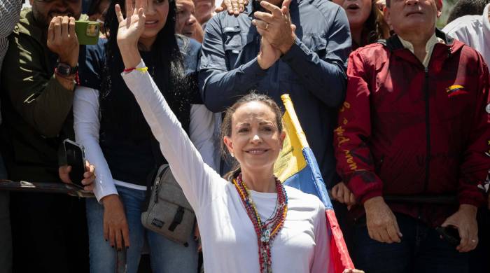 Fotografía del 3 de agosto del 2024 donde se observa a la líder opositora venezolana María Corina Machado saludando en una manifestación de apoyo al candidato a la presidencia de Venezuela Edmundo González Urrutia, en Caracas.