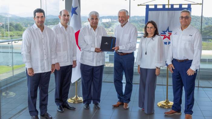 Momentos en que el administrador del Canal, Ricaurte Vásquez, le entrega los aportes de la vía acuática del año fiscal 2024 al presidente José Raúl Mulino, durante una visita a las esclusas de Cocolí.