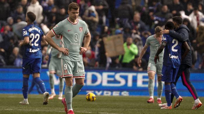 El delantero noruego del Atlético de Madrid Alexander Sorloth, se lamenta tras la derrota ante el Getafe.