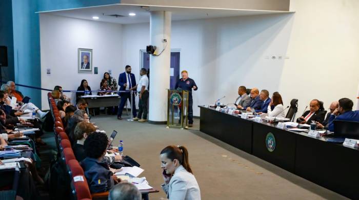 La comisión se reúne en el auditorio Carlos Titi Alvarado, en el cuarto piso del edificio de la Asamblea Nacional.