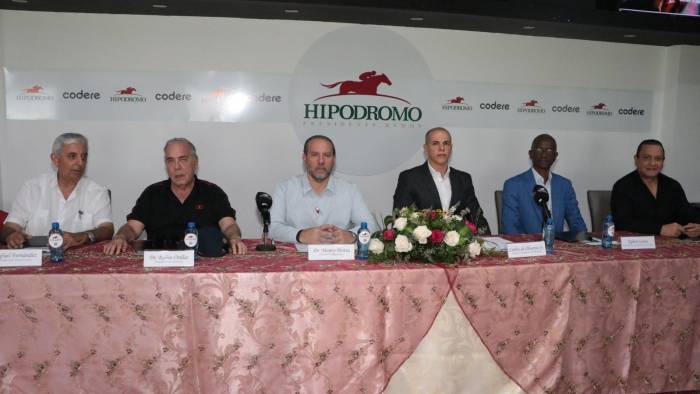 Integrantes de la mesa principal de la conferencia de prensa y sorteo de carriles.