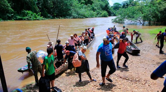 Migrantes llegan a la estación de recepción en Lajas Blancas.