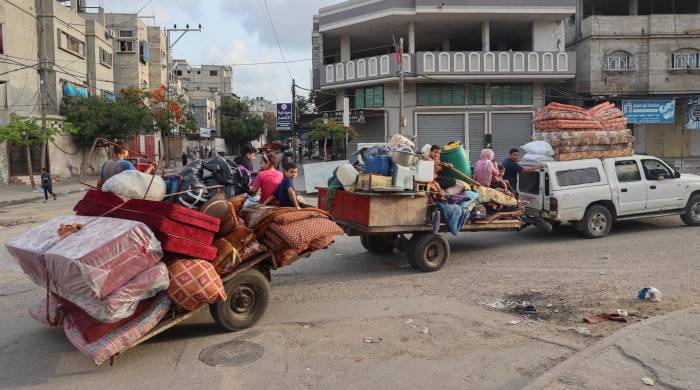Los palestinos huyen de la zona de Tal al-Sultan en Rafah con sus pertenencias tras los renovados ataques israelíes.