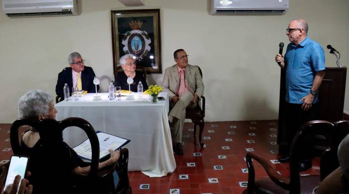 Familiares de Álvaro Menéndez Franco estuvieron presentes en la presentación de la obra.