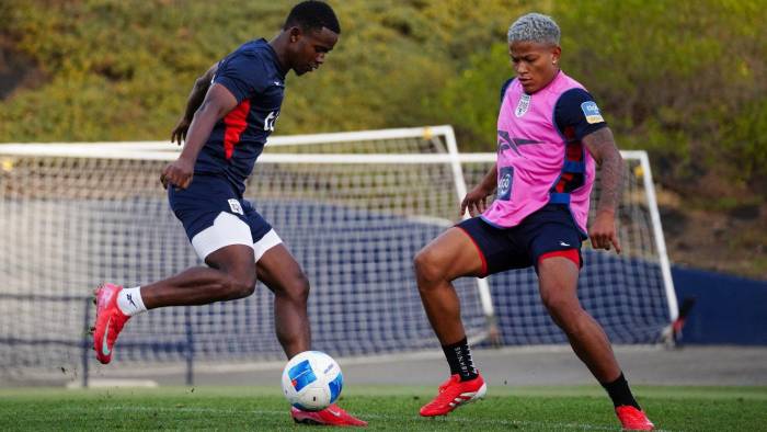 Gustavo Herrera (izq.) e Iván Anderson durante una práctica con la selección de Panamá.