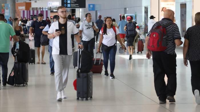 Pasajeros en tránsito por el Aeropuerto Internacional de Tocumen, considerado el “hub de las Américas”.