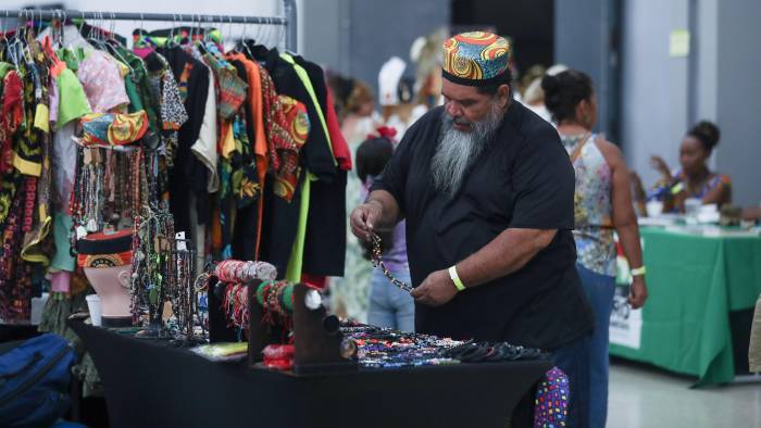 La feria contó con diferentes atractivos como venta de accesorios y ropa, Comida y diferentes espectáculos relacionados a la cultura afroantillana.