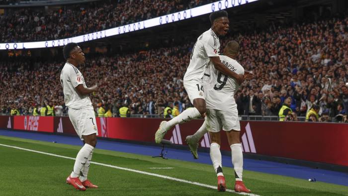 El delantero del Real Madrid Kylian Mbappé (der.) celebra el primer gol durante el partido de la jornada 27 de LaLiga EA Sports entre el Real Madrid y el Rayo Vallecano.