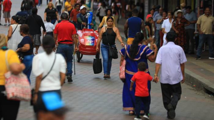 Personas caminan en la Peatonal, en la avenida Central, en la ciudad de Panamá, un lugar donde concurren gran cantidad de personas que trabajan en la informalidad.