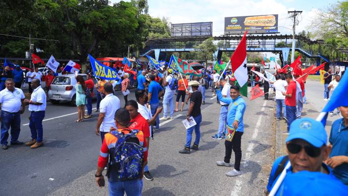 Profesores y trabajadores protestando a las afueras de la Universidad de Panamá, este sabádo.