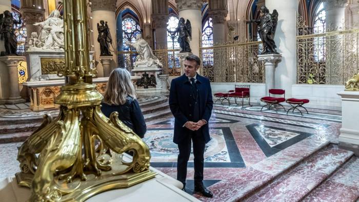 Cámaras de televisión francesas e internacionales pudieron descubrir una catedral ‘mucho más acogedora’.