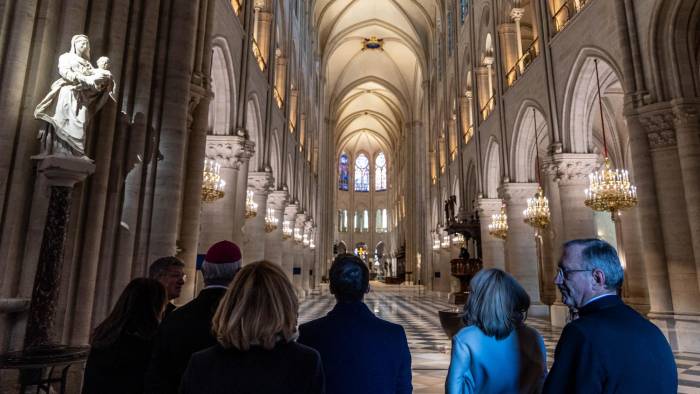 ‘El incendio de Notre Dame fue una herida nacional y ustedes contribuyeron a curarla con su determinación, su trabajo y su compromiso’, aseguró Macron a los 1.300 trabajadores presentes que obraron en su reconstrucción.