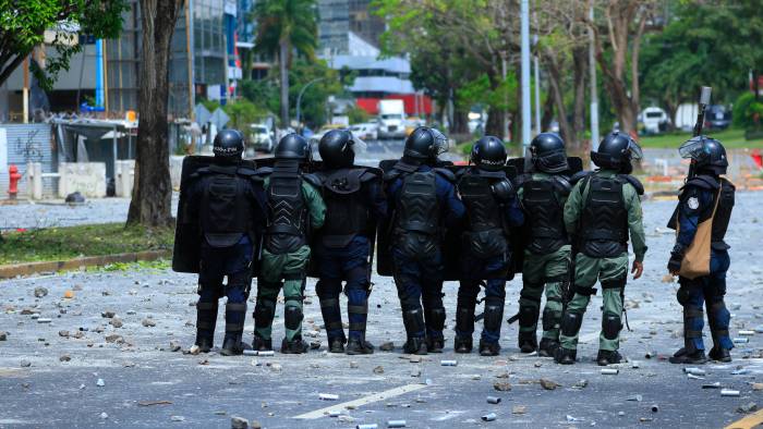 La Policía Nacional utilizó gases lacrimógenos y perdigones para controlar la protesta.